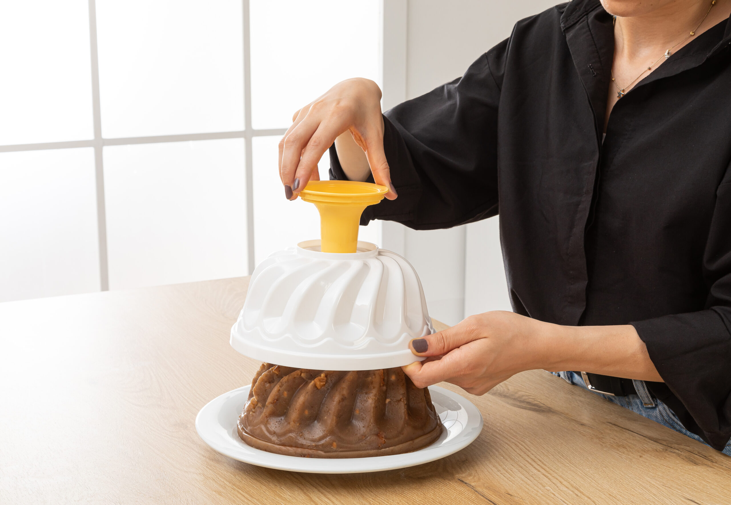 Pastry And Cake Preparation Container